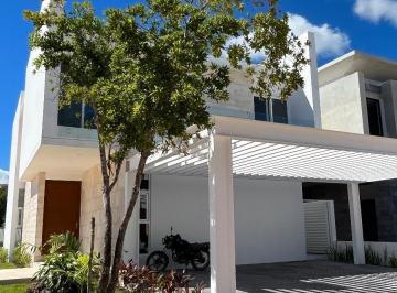 Casa · 358m² · 4 Recámaras · 2 Estacionamientos · Lagos del Sol Casa en Venta