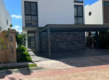 Casa · 400m² · 4 Recámaras · 2 Estacionamientos · Lagos del Sol Casa en Venta