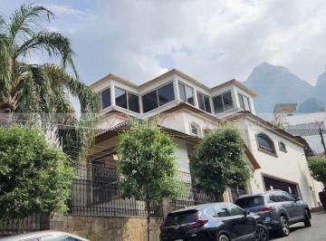 Casa · 727m² · 2 Estacionamientos · Casa en Venta en Cumbres