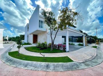 Casa · 388m² · 4 Recámaras · 2 Estacionamientos · Casa en Venta en Residencial Lagos del Sol de 4 Recamaras y Alberca
