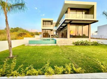Casa de 4 habitaciones, Cuernavaca · Residencia en Venta en El Fraccionamiento Lomas de Cocoyoc