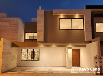 Casa · 265m² · 4 Recámaras · 2 Estacionamientos · Casa en San Ángel V, con Habitación Planta Baja