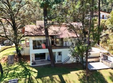 Casa · 252m² · 3 Recámaras · 2 Estacionamientos · Casa en Venta en Avandaro, Valle de Bravo, Cerro Gordo.