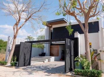 Casa en condominio · 320m² · 3 Recámaras · 4 Estacionamientos · Venta Espectacular Casa 3 Recámaras con Jardín, Alberca en Privada Temozón Nort
