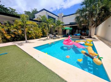 Casa · 432m² · 3 Recámaras · 2 Estacionamientos · Residencia de Diseño con Alberca, Doble Altura y Jacuzzi, Playa del Carmen