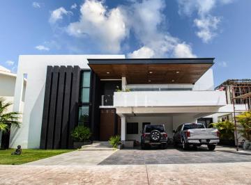 Casa · 900m² · 5 Recámaras · 6 Estacionamientos · Exclusiva Casa de 5 Recámaras en Venta en Lagos del Sol