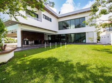 Casa · 900m² · 5 Recámaras · 6 Estacionamientos · Exclusiva Casa en Venta en Residencial Lagos del Sol