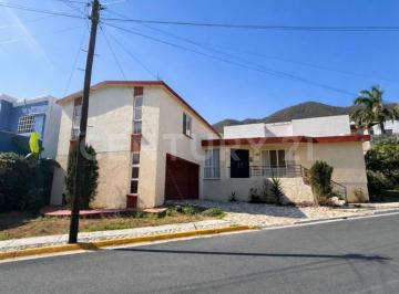 Casa · 288m² · 3 Recámaras · 2 Estacionamientos · Casa en Venta en Colonia Satélite, Sur de Monterrey