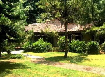 Casa · 230m² · 4 Recámaras · 2 Estacionamientos · Casa en Venta Muy Bien Ubicada en Avándaro
