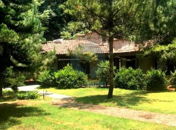 Casa · 230m² · 4 Recámaras · 2 Estacionamientos · Casa en Venta Muy Bien Ubicada en Avándaro