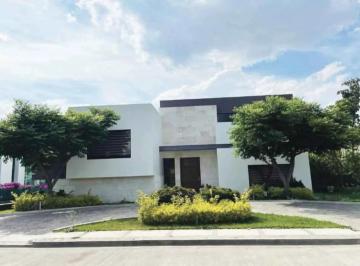 1 · Casa Residencial en Venta en El Club y Dentro del Campo de Golf Tres Marias