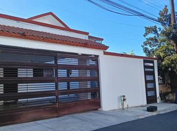 Casa · 268m² · 3 Recámaras · 2 Estacionamientos · Casa Para Remodelar en del Paseo Monterrey Zona Sur