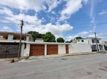 Casa · 5 Recámaras · 2 Estacionamientos · Casa en Los Mangos