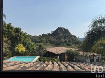 Casa · 512m² · 4 Recámaras · 3 Estacionamientos · En Venta Casa Sola en Tepoztlán, Morelos.