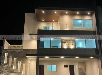 Casa · 412m² · 3 Recámaras · 3 Estacionamientos · Casa en Venta en Carolco