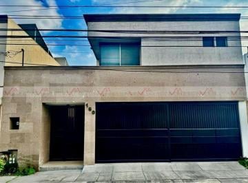 Casa · 327m² · 3 Recámaras · 2 Estacionamientos · Casa en Renta en San Pedro Garza García