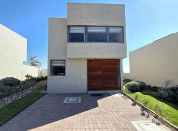 Casa · 135m² · 3 Recámaras · 2 Estacionamientos · Zakia