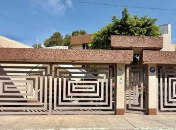 Casa de 6 habitaciones, Querétaro · Casa en Venta en Alamos