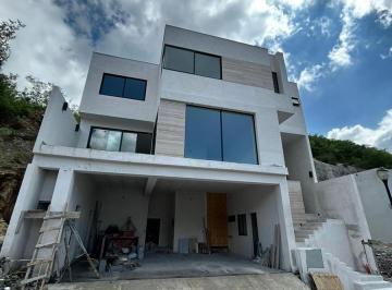 Casa · 550m² · 4 Recámaras · Casa en Carretera Nacional