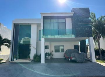 Casa · 419m² · 3 Recámaras · 2 Estacionamientos · Casa en Renta en El Cid