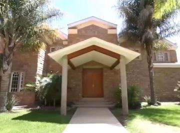 Casa · 650m² · 4 Recámaras · 6 Estacionamientos · En Venta Casa Calicantos Zona Residencial Al Norte de Aguascalintes