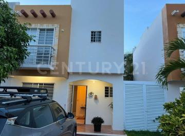Casa · 101m² · 3 Recámaras · 2 Estacionamientos · Se Renta Casa Amueblada en Cerrada Porto Foggia