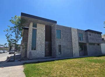 Casa · 425m² · 4 Recámaras · 3 Estacionamientos · Casa en Fraccionamiento Habita II