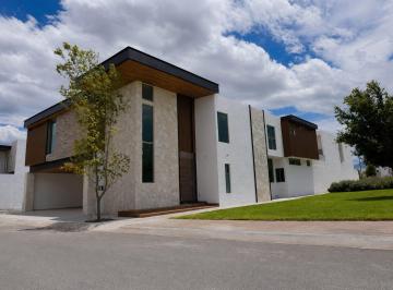 Casa · 425m² · 4 Recámaras · 3 Estacionamientos · Casa en Fraccionamiento Habita II