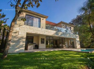 Casa · 635m² · 4 Recámaras · 6 Estacionamientos · Casa en Venta en El Cielo Country Club