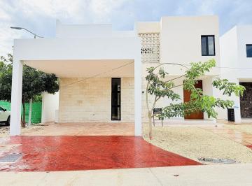 Casa · 254m² · 4 Recámaras · 2 Estacionamientos · Casa en Venta en Privada Altozano Al Norte de La Ciudad