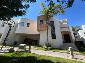 bfa014bc8a0d61381e4c516b69487bd6f4db8f5378a86a5c31dad834274a6c29 · Casa en Venta en Pedregal 1
