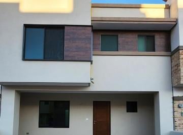 Casa · 151m² · 3 Recámaras · 2 Estacionamientos · Casa en Renta en Condominio en La Vista con Baño en Cada Recámara