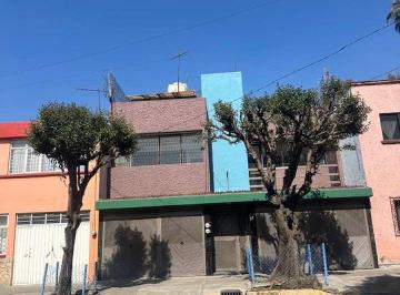 Casa de 4 habitaciones, Venustiano Carranza · Casa con Cuatro Habitaciones Dos Estacionamientos Cisterna Bomba Tinaco Gas Lp Tanque Estacionario