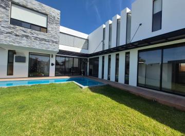 Casa · 480m² · 4 Recámaras · 3 Estacionamientos · Hermosa Casa en Venta Alquerías de Pozos