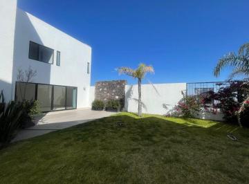 Casa de 3 habitaciones, El Marqués · Casa en Venta con Terreno Excedente Jardin Amplio - Zibata