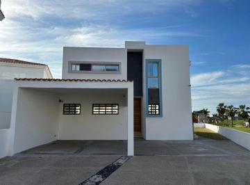Casa · 325m² · 4 Recámaras · 2 Estacionamientos · Casa en Puerta Al Mar