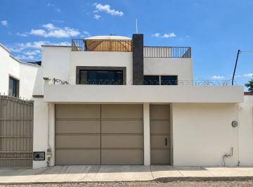 Casa · 220m² · 4 Recámaras · 2 Estacionamientos · Casa en Venta en San Juan El Rio Queretaro