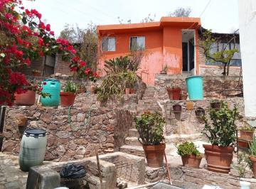 Casa · 216m² · 5 Recámaras · 2 Estacionamientos · En Venta Propiedad con Gran Potencial Para Renovar, con Departamento Independiente