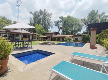 Casa · 480m² · 4 Recámaras · 3 Estacionamientos · Casa en Renta en Avándaro con Alberca, Jardín y Mesa de Billar