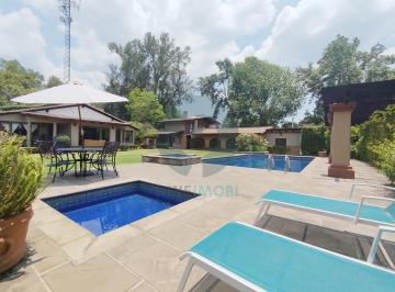 Casa · 480m² · 4 Recámaras · 3 Estacionamientos · Casa en Renta en Avándaro con Alberca, Jardín y Mesa de Billar