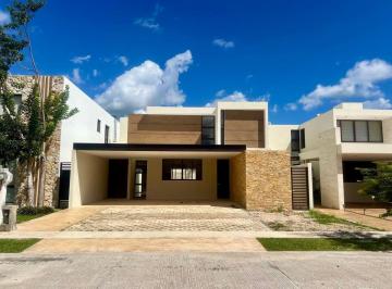 Casa · 322m² · 4 Recámaras · 4 Estacionamientos · Preciosa Casa en Venta Zona Norte Parque Natura Cholul