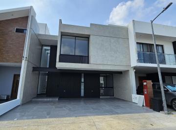Casa · 250m² · 4 Recámaras · 3 Estacionamientos · Casa Nueva con Recamara en Planta Baja en Residencial Haciendas
