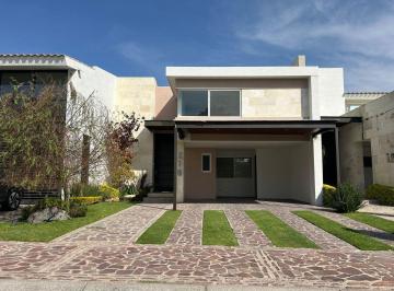 Casa de 4 habitaciones, León · Casa en Renta en La Campiña del Bosque con 4 Recamaras 4 Estacionamientos 5 Baños y Alberca