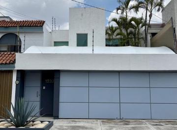 Casa · 350m² · 3 Recámaras · 2 Estacionamientos · Casa en Venta, Col. Prados Tepeyac, Zapopan, Jalisco.