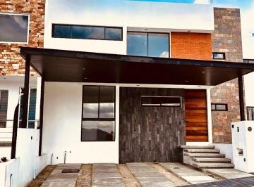 Casa · 206m² · 4 Recámaras · 2 Estacionamientos · Casa en Venta Recámara Planta Baja y Roof Garden, Juriquilla