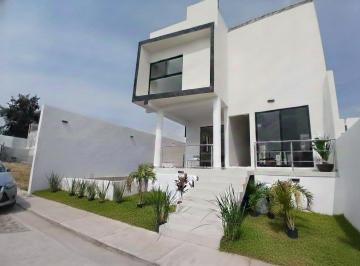 Casa de 4 habitaciones, Cuernavaca · Venta de Casa en Fraccionamiento Privado con Vigilacia