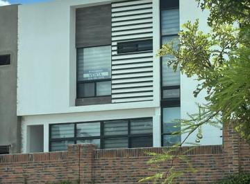 Casa · 224m² · 4 Recámaras · 2 Estacionamientos · Casa en Venta 4 Rec. Una en Planta Baja, Altozano Chihuahua