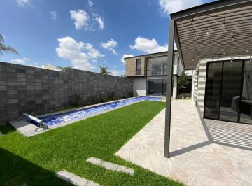 Casa · 365m² · 3 Recámaras · 3 Estacionamientos · Amueblada y con Alberca en Alquerias