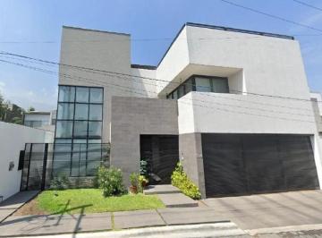Casa de 5 habitaciones, San Pedro Garza García · Recuperación Bancaria en Nuevo León