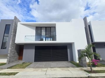 Casa · 307m² · 3 Recámaras · 2 Estacionamientos · Casa Nueva con Alberca en Zona Country